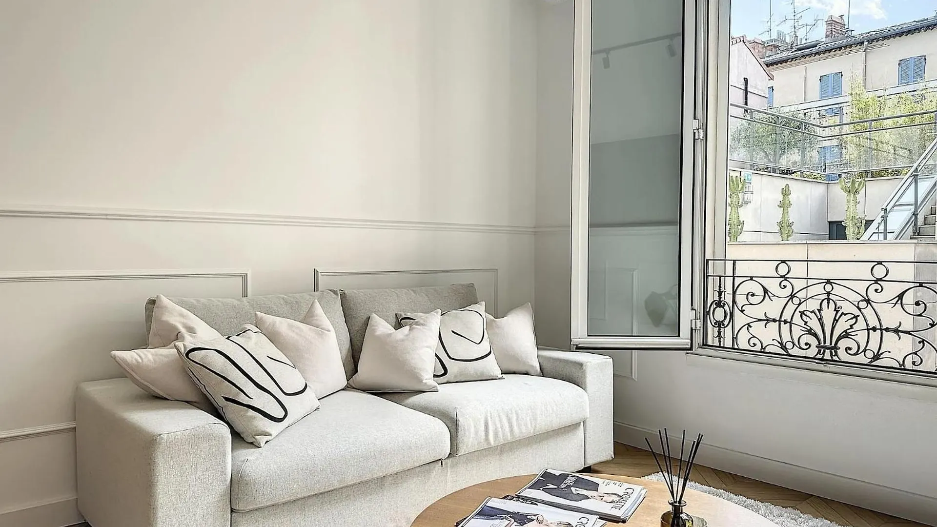 Cannes : Duplex A 5 Minutes A Pied Du Palais Des Festivals 0*,  France