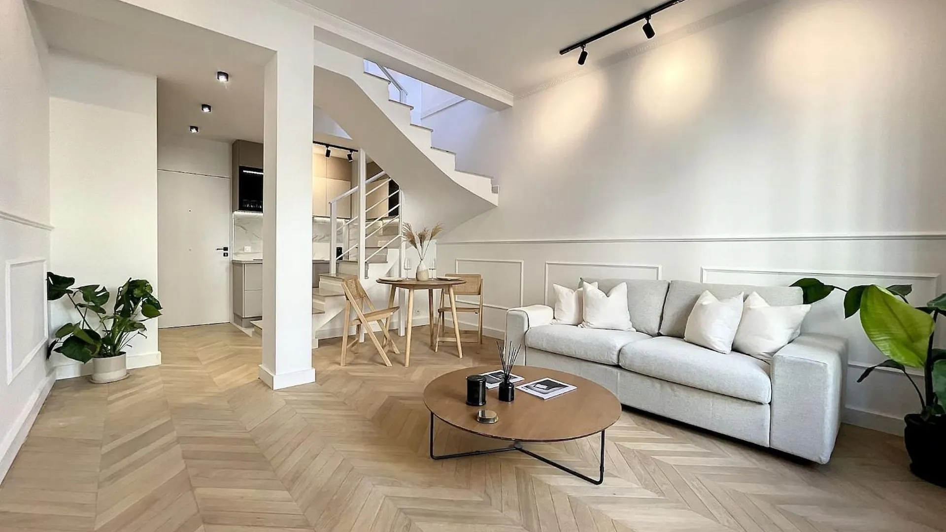 Cannes : Duplex A 5 Minutes A Pied Du Palais Des Festivals
