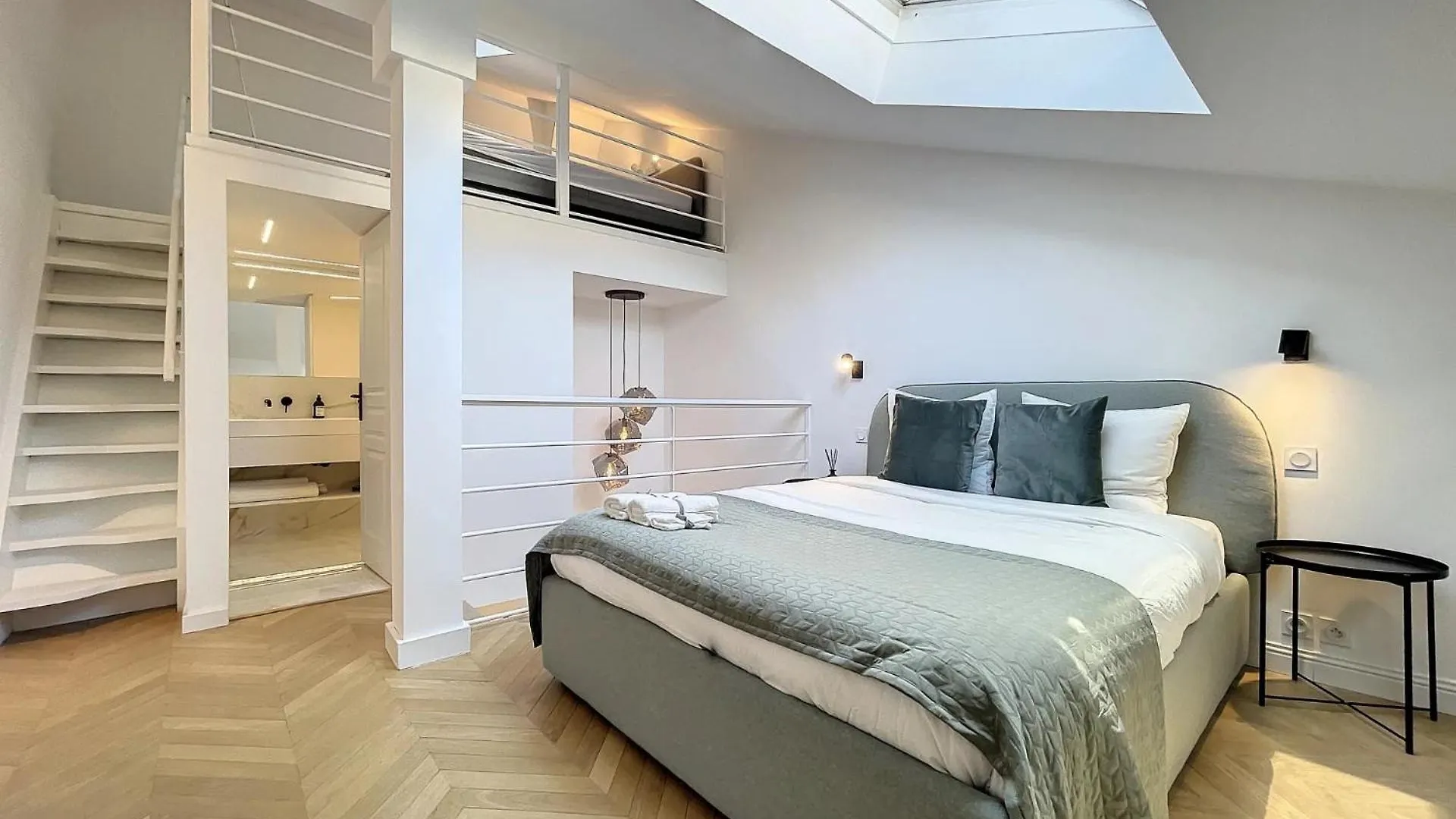 Cannes : Duplex A 5 Minutes A Pied Du Palais Des Festivals France