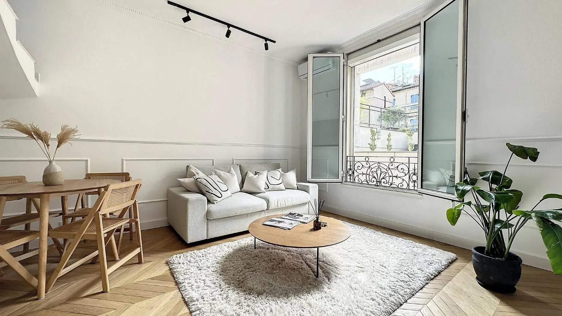 Cannes : Duplex A 5 Minutes A Pied Du Palais Des Festivals